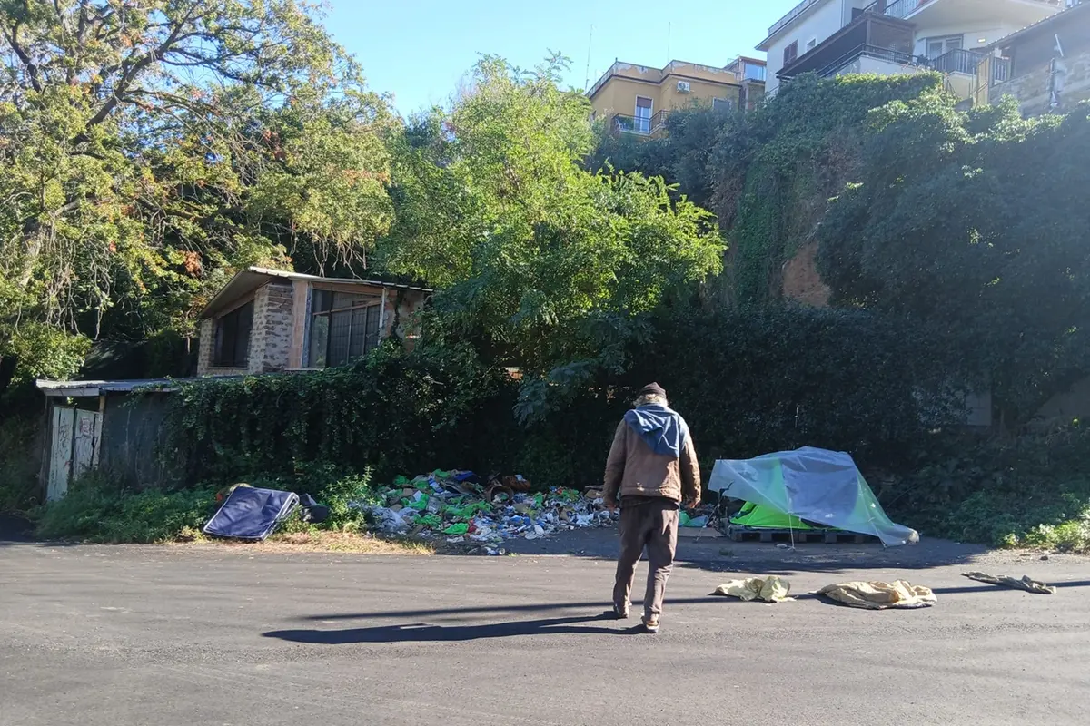 La storia di Osvaldo, il clochard che vive in tenda e ora anche tra i rifiuti