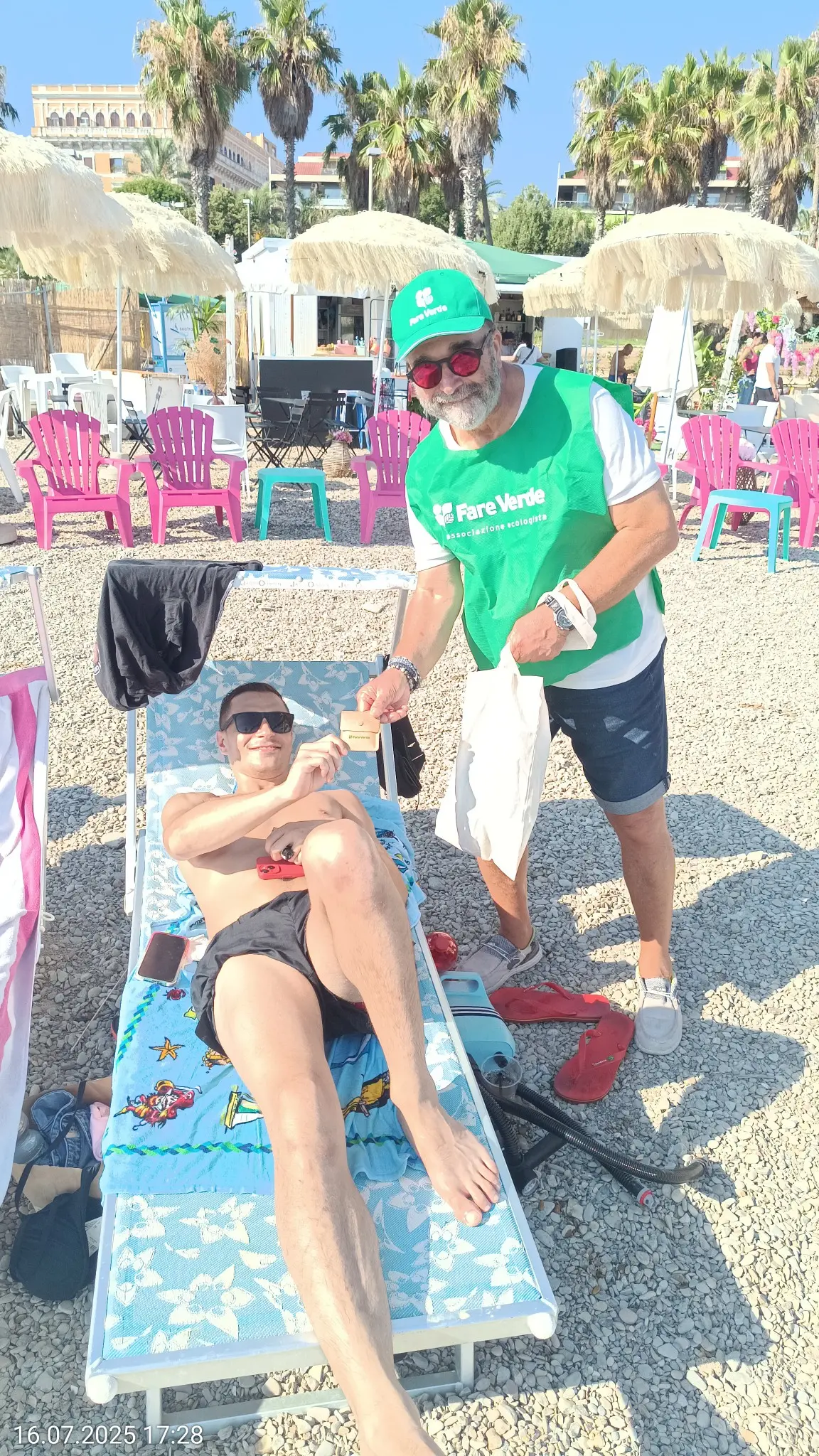 Civitavecchia, i volontari in spiaggia per la campagna “Basta mozziconi”