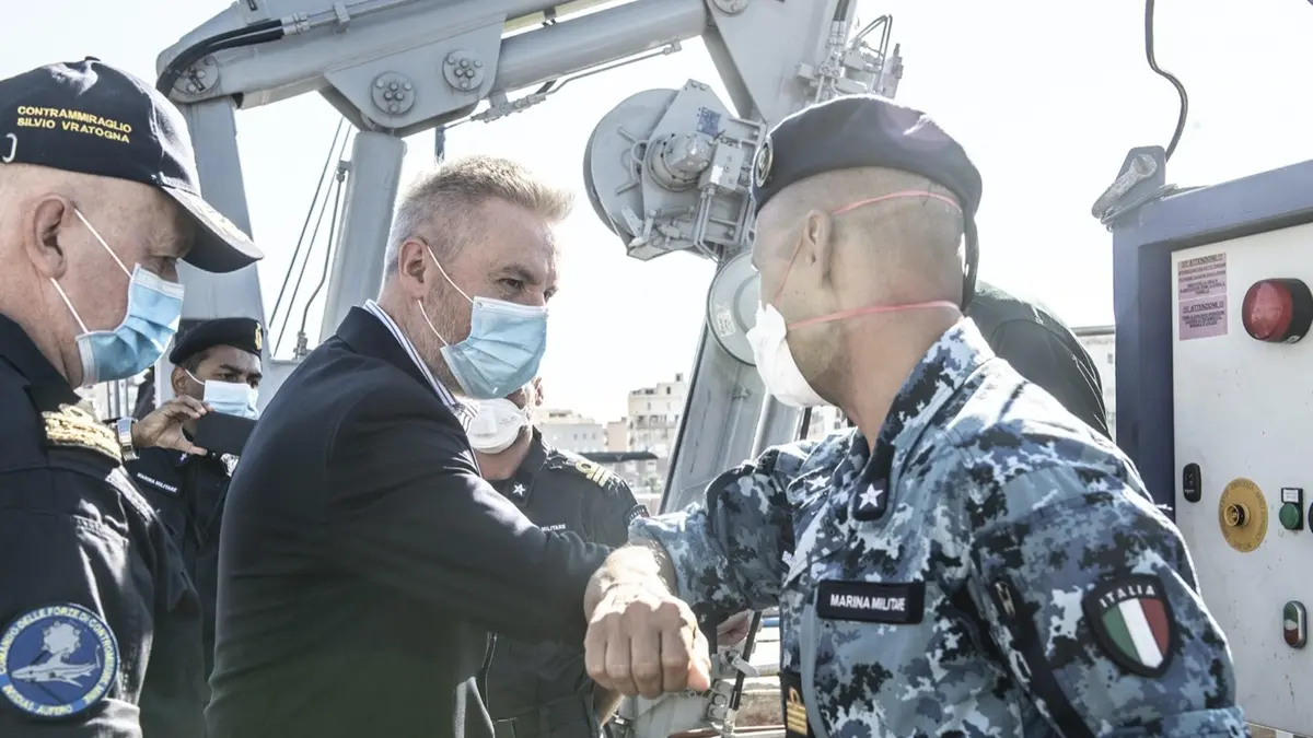 Il ministro Guerini in visita al porto di Civitavecchia saluta l'equipaggio del Cacciamine Numana