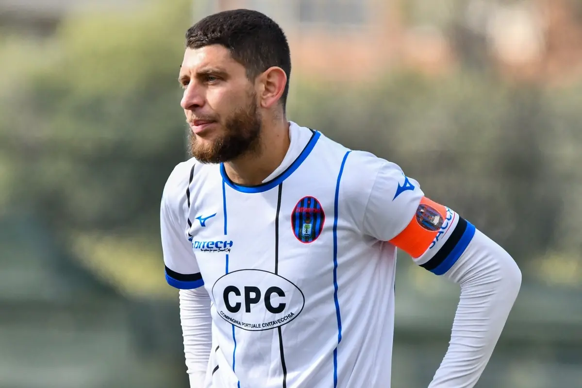 Il capitano del Civitavecchia Thomas Funari. A fine partita ha detto: \\u00ABAbbiamo regalato il primo tempo\\u00BB (Foto Nicoletta Vittori)