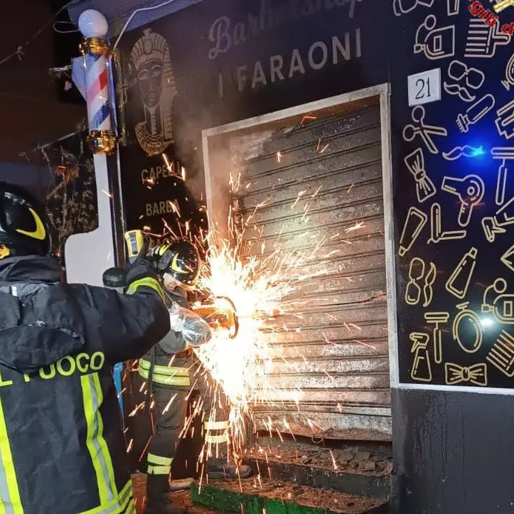 Un innesco dietro la saracinesca