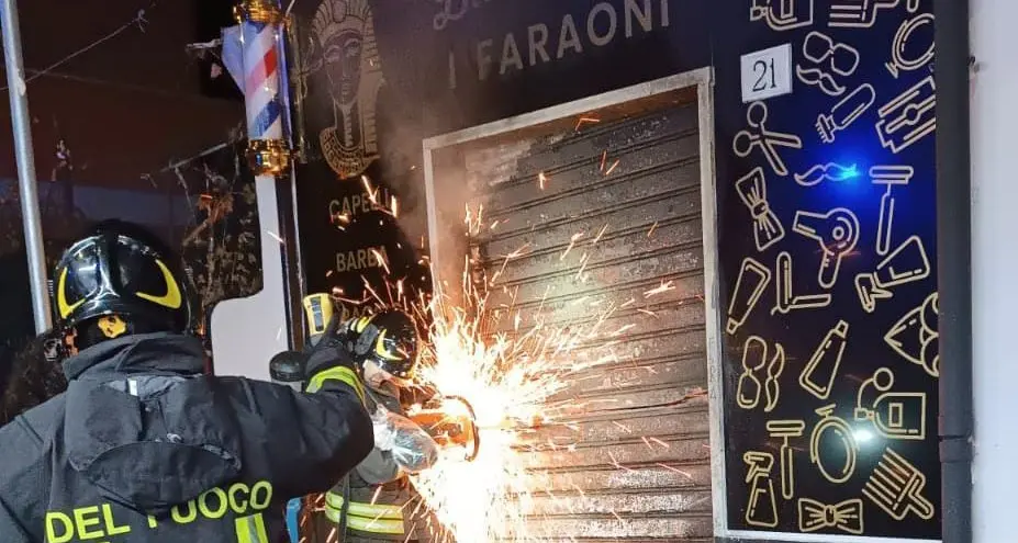 Un innesco dietro la saracinesca