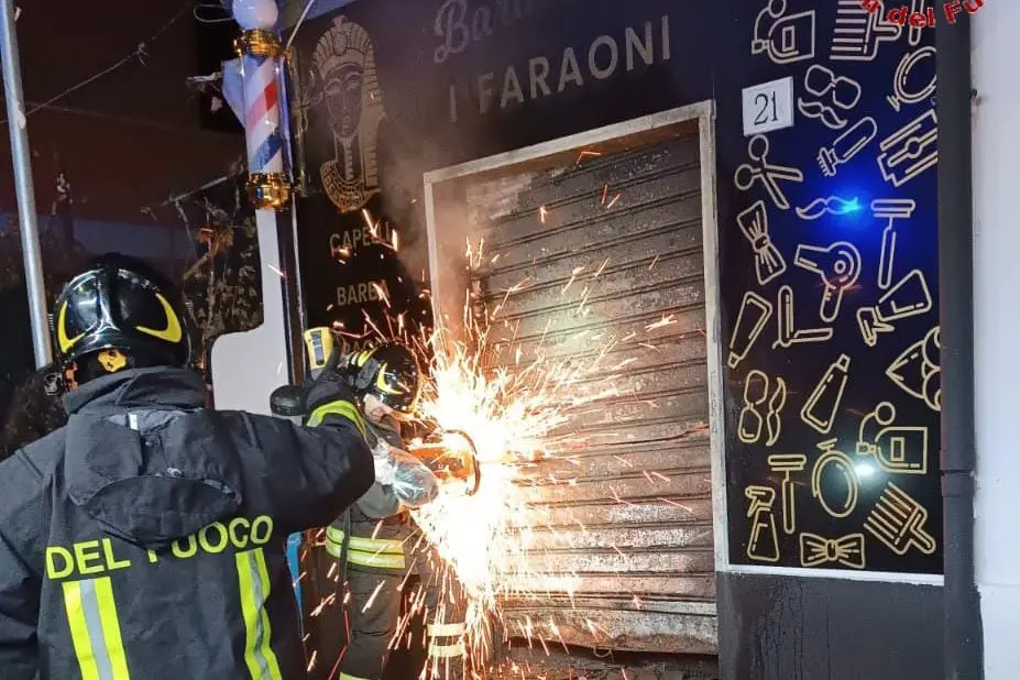 Un innesco dietro la saracinesca