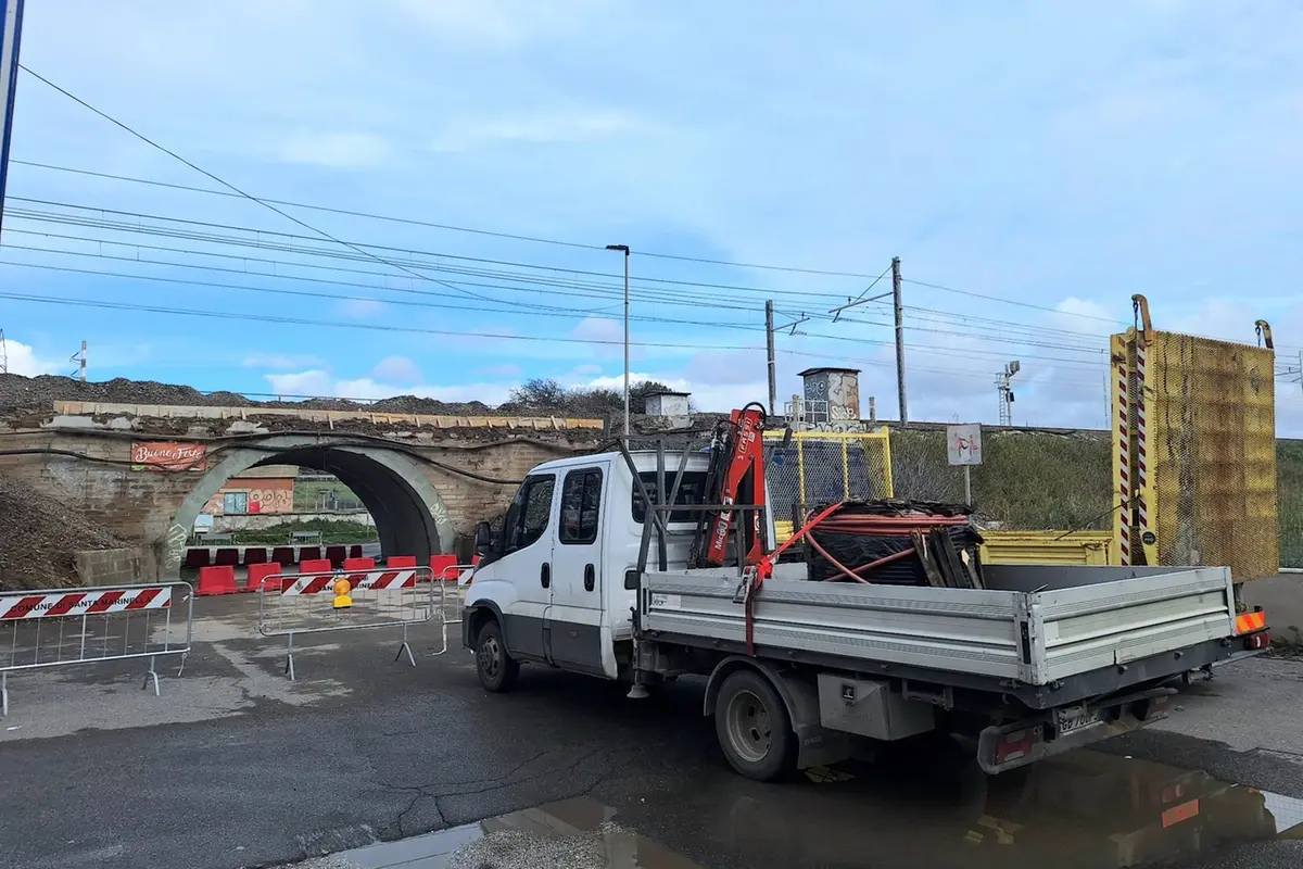 Manutenzione sotto accusa dopo il crollo: tirrenica in tilt e pendolari esasperati