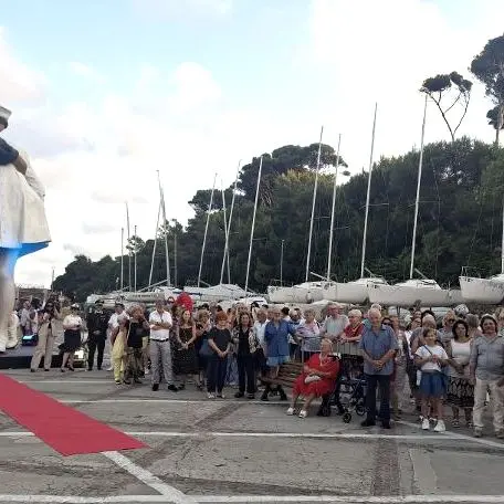 Il “bacio solitario”: cronaca di un flop annunciato al porto di Santa Marinella