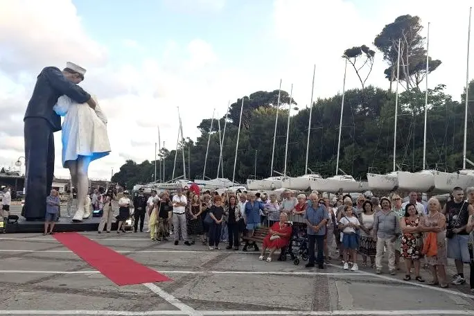 Il “bacio solitario”: cronaca di un flop annunciato al porto di Santa Marinella