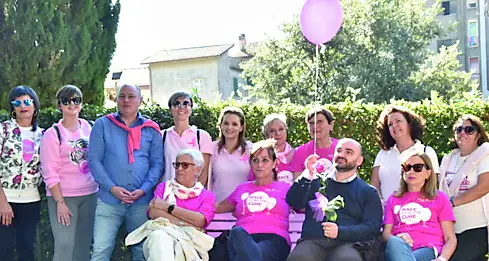 Inaugurata la “panchina rosa” al parco del Risanamento: un segno di memoria, speranza e prevenzione