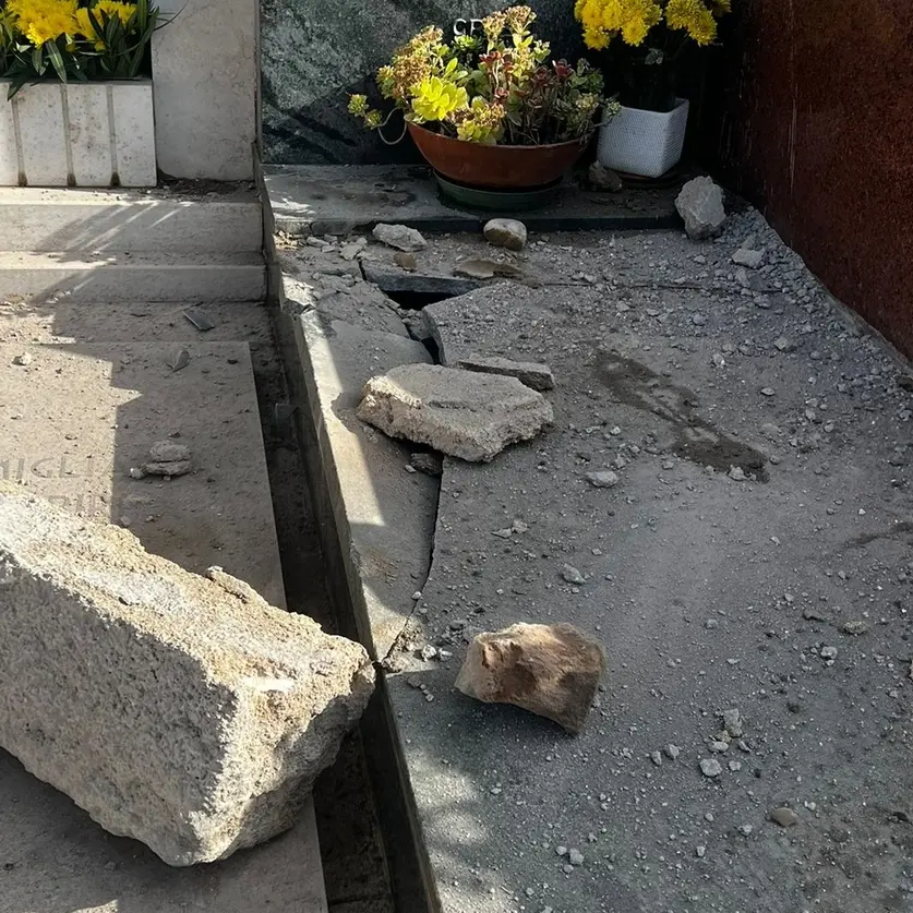 Si stacca parte del muro, paura al cimitero monumentale
