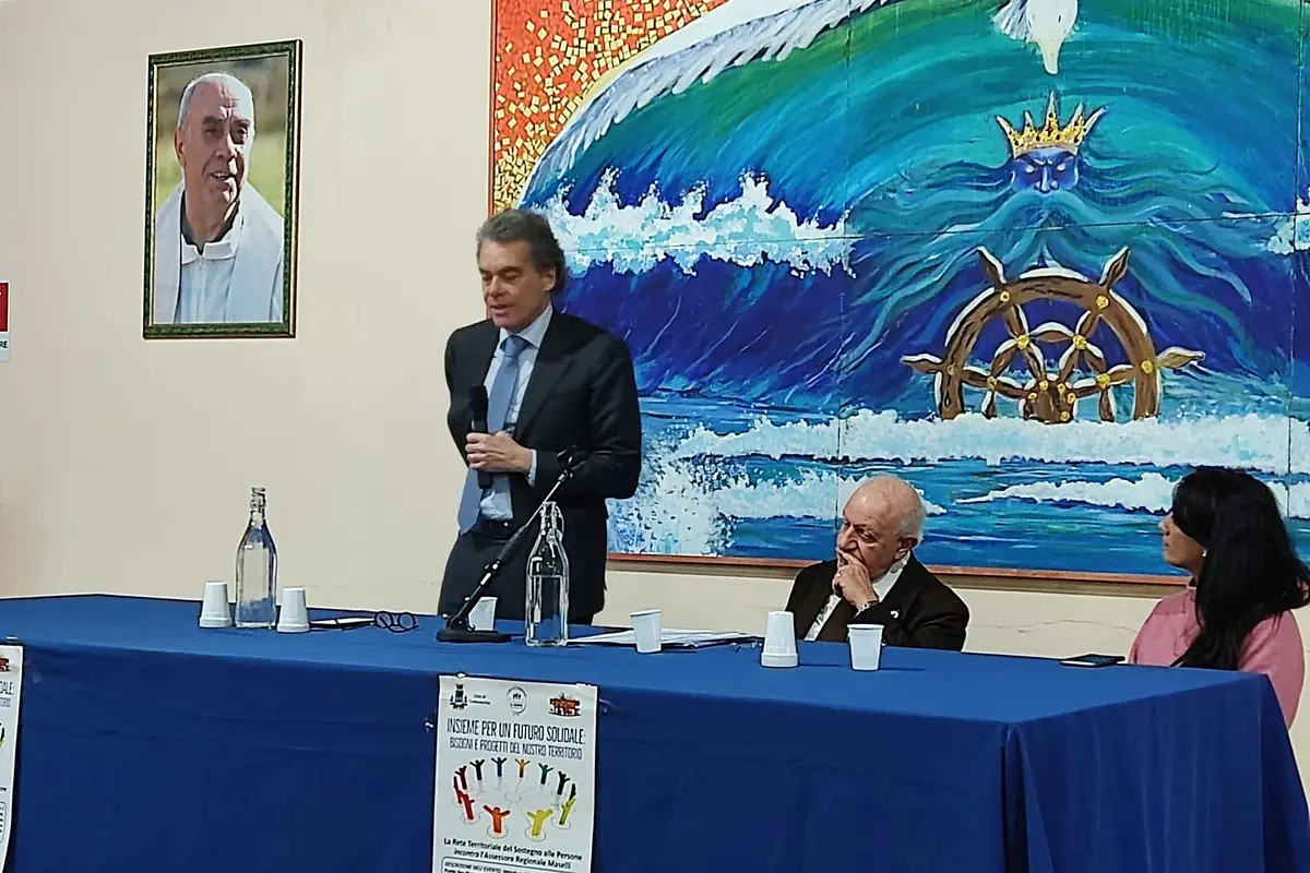 da sinistra l\\'assessore regionale Massimiliano Maselli, il presidente de Il Ponte Pietro Messina e l\\'assessore alla Cultura Simona Galizia