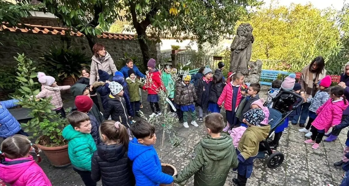 I piccoli celebrano la Giornata dell’albero