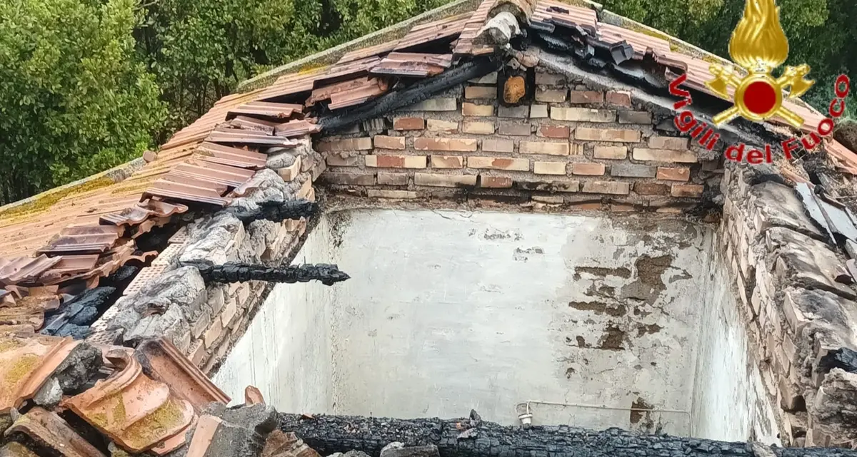 Tetto in fiamme, paura sulla Braccianese Claudia