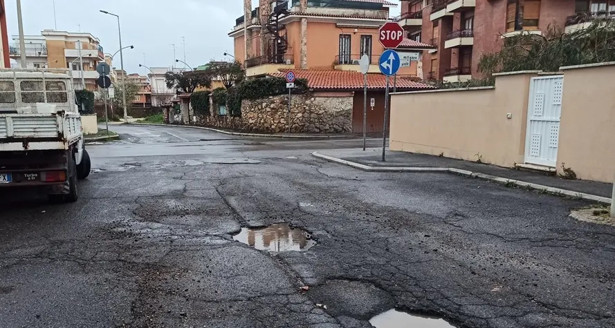 Buche a macchia di leopardo dopo le piogge