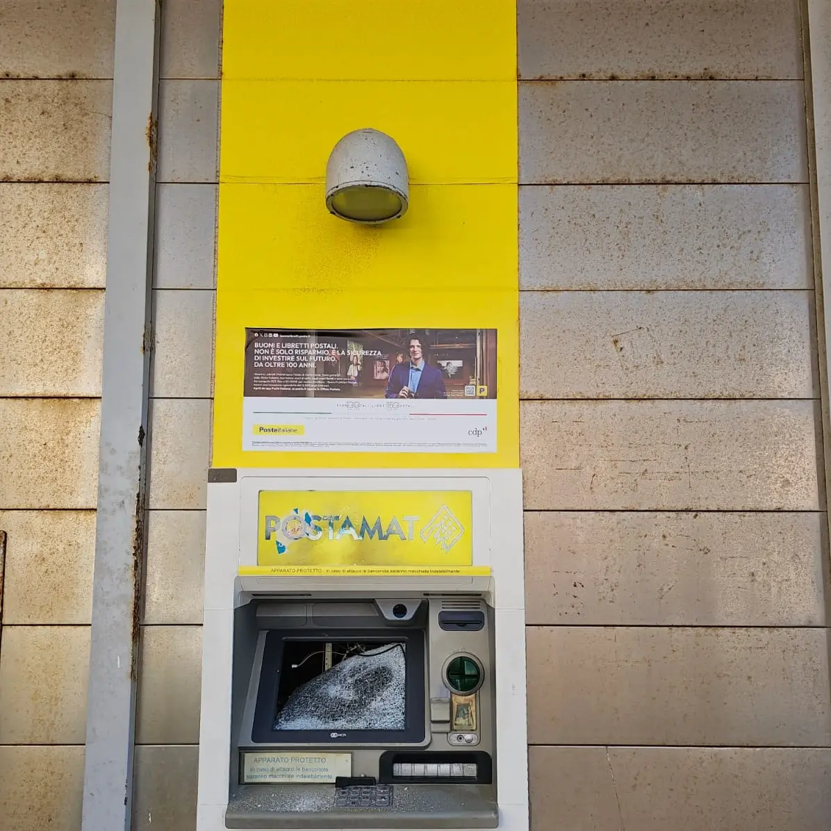Si scagliano contro l’Atm e lo distruggono