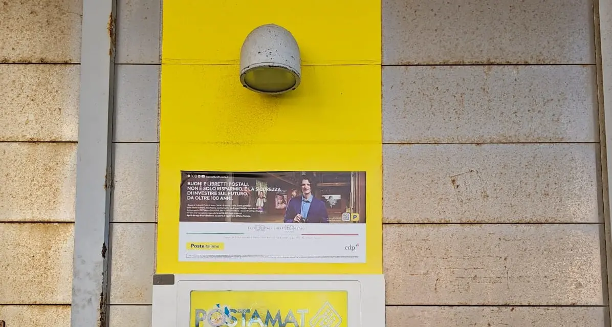 Si scagliano contro l’Atm e lo distruggono
