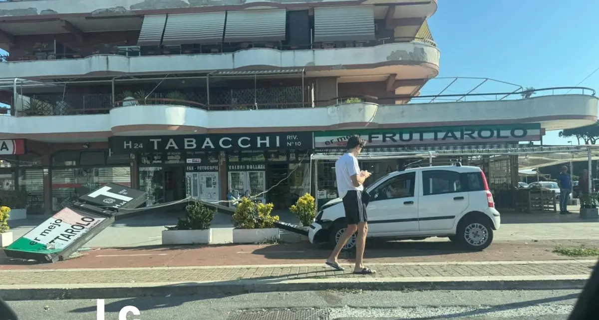 Ladispoli, auto perde il controllo e finisce sul marciapiede. Tragedia sfiorata. I cittadini: «Questa strada un pericolo per i pedoni»