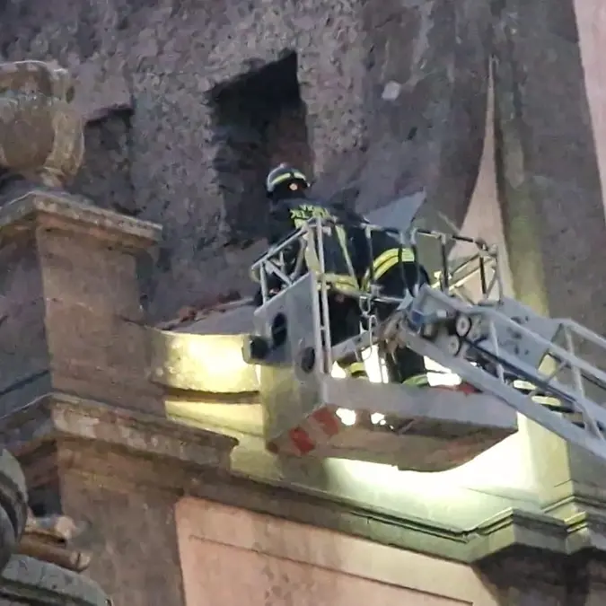 Viterbo, crolla porzione di cornicione nell'ex Tribunale