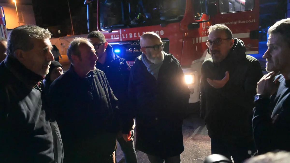 Casetta di legno al mercato in fiamme