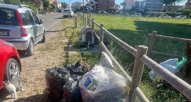 Tarquinia, una discarica a cielo aperto in via dei Vascelli