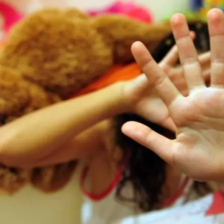 Presunti maltrattamenti all’asilo: sospensione confermata per la maestra dall’Ufficio Regionale