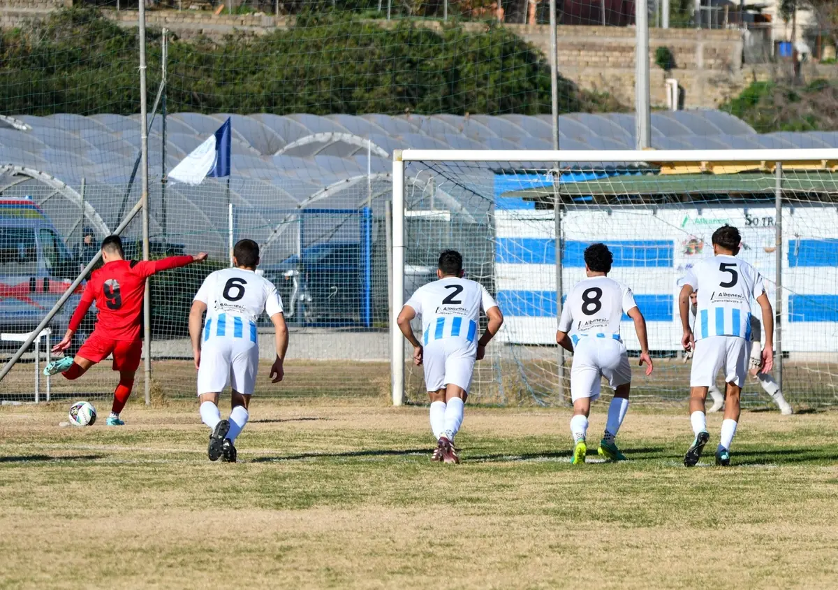 L'esecuzione dagli undici metri di Vittorini (Foto Vittori)