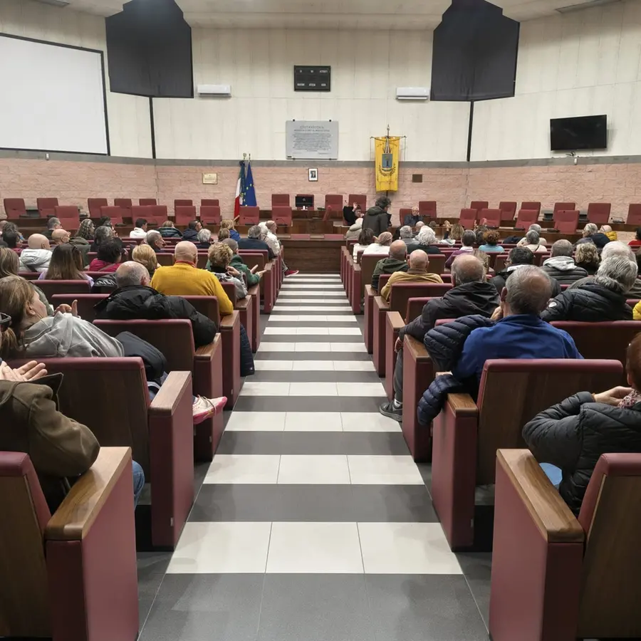 Biodigestore, aula Pucci ancora piena: verso il consiglio comunale aperto