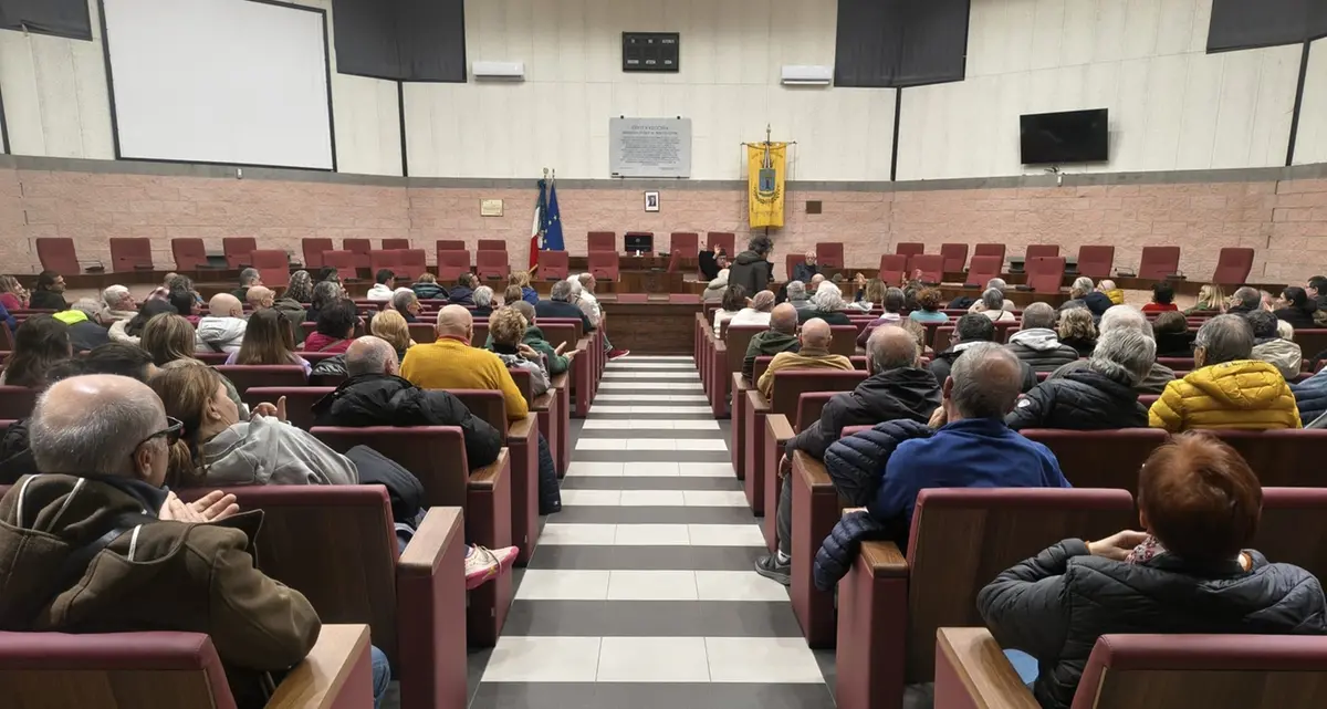 Biodigestore, aula Pucci ancora piena: verso il consiglio comunale aperto