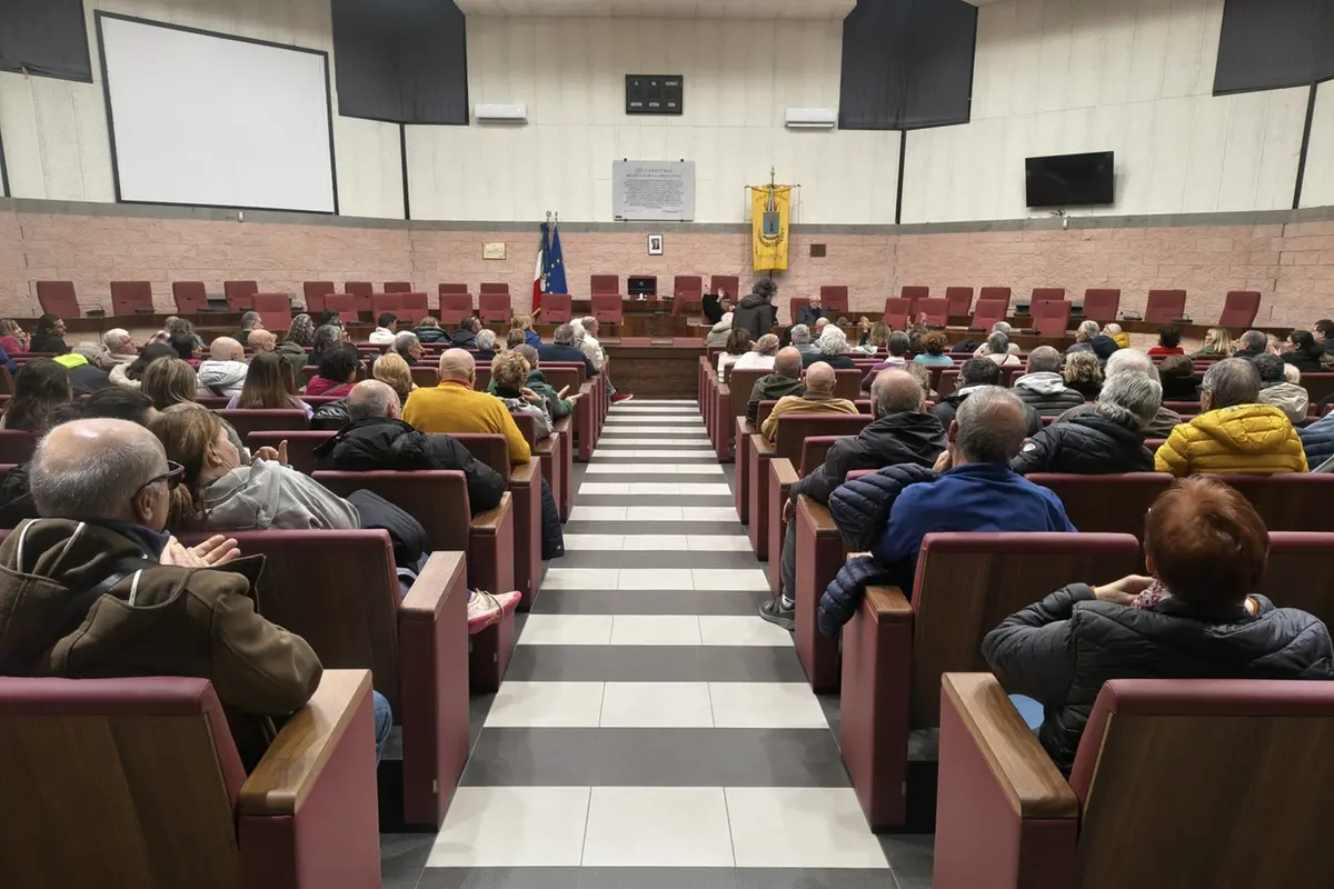 Biodigestore, aula Pucci ancora piena: verso il consiglio comunale aperto