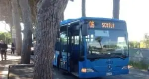 Bus pieni, corse insufficienti, orari che non coincidono con l’uscita delle lezioni