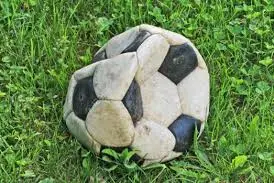 Prende a pugni l’avversario negli spogliatoi, daspo per un calciatore di terza categoria