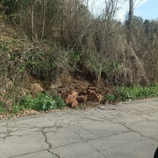 Buche e frane, tanti pericoli nelle periferie etrusche