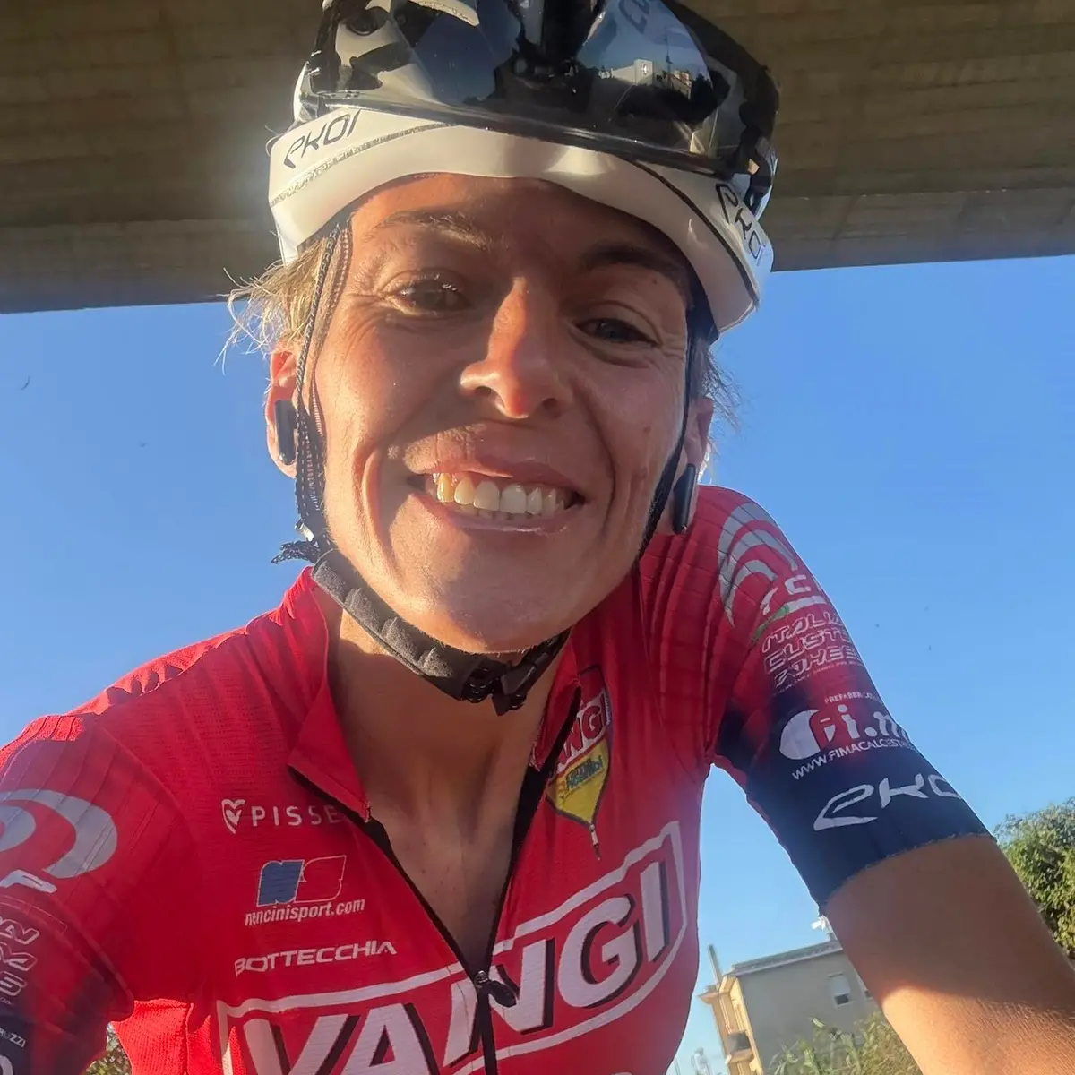 Vanessa Casati scende dalla bici