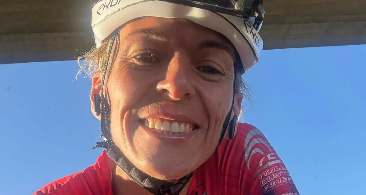 Vanessa Casati scende dalla bici