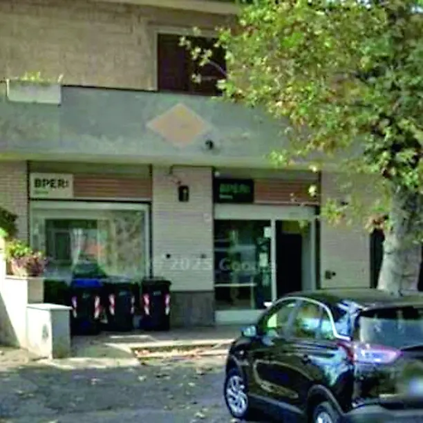 Armato di bastone rapina la Bper Banca