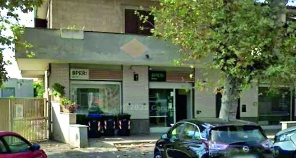 Armato di bastone rapina la Bper Banca