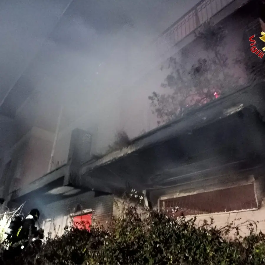 Villa abbandonata in fiamme a Santa Marinella