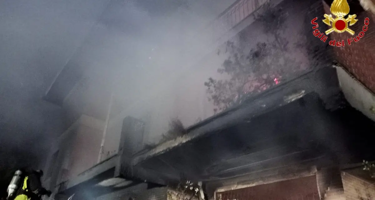 Villa abbandonata in fiamme a Santa Marinella