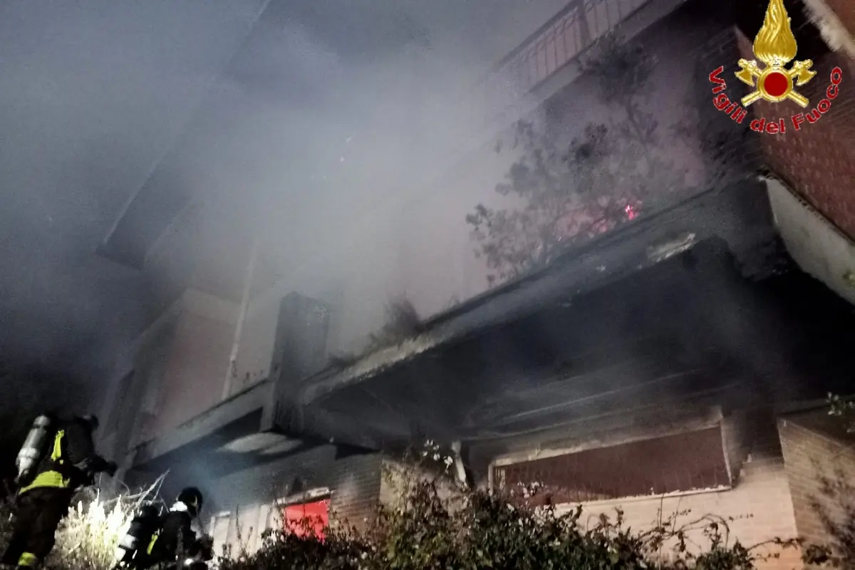 Villa abbandonata in fiamme a Santa Marinella