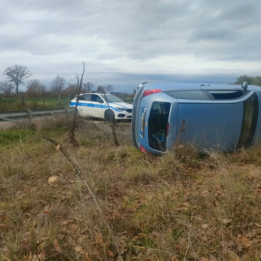 Viterbo: auto finisce fuori strada e si capovolge in un campo: ferite due donne
