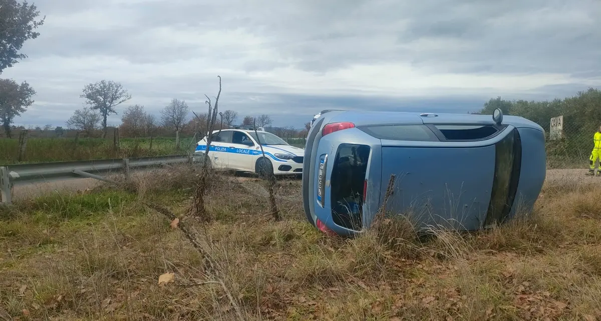 Viterbo: auto finisce fuori strada e si capovolge in un campo: ferite due donne