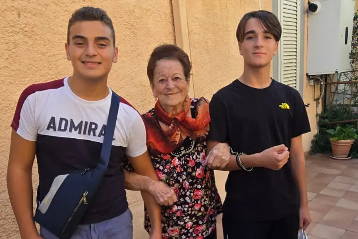 Nonnina cade a terra in giardino, soccorsa da due minorenni