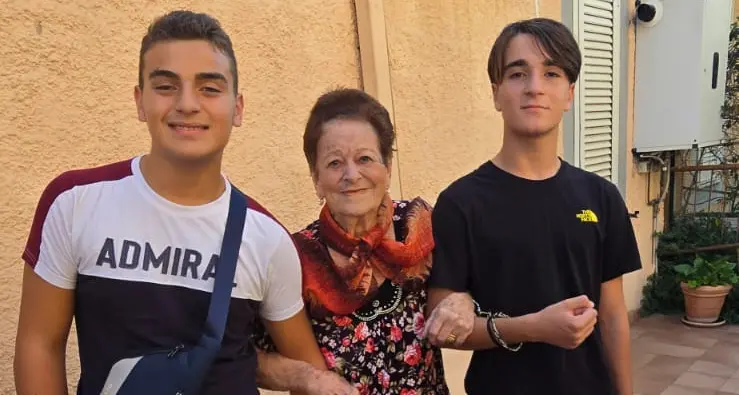 Nonnina cade a terra in giardino, soccorsa da due minorenni