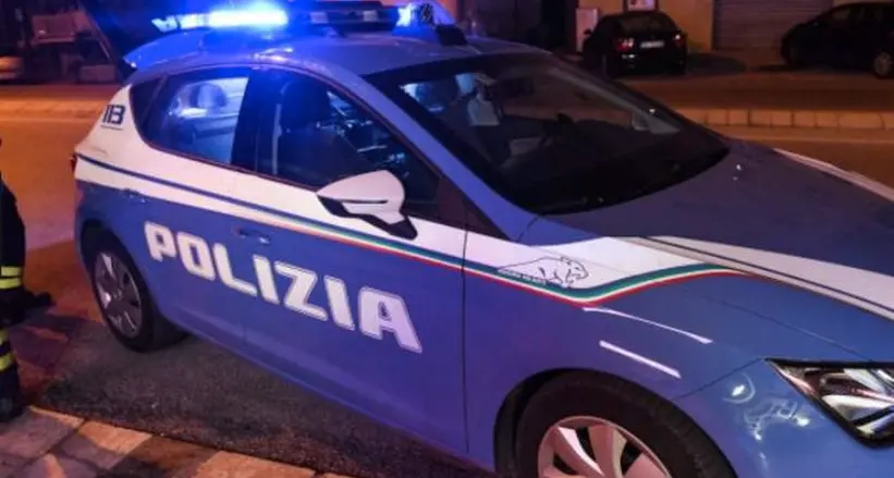 Con la cocaina in auto, tenta di sfuggire alla polizia