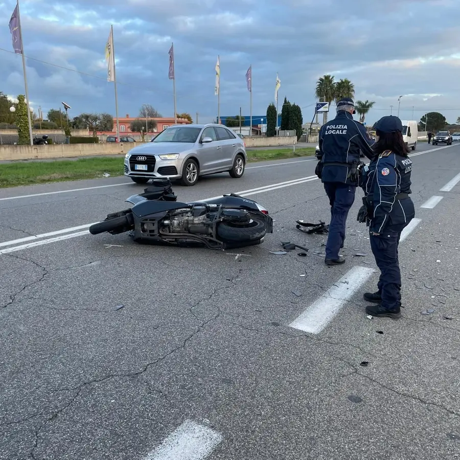Aurelia, scontro tra auto e moto: centauro finisce in ospedale