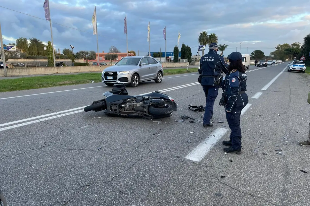 Aurelia, scontro tra auto e moto: centauro finisce in ospedale