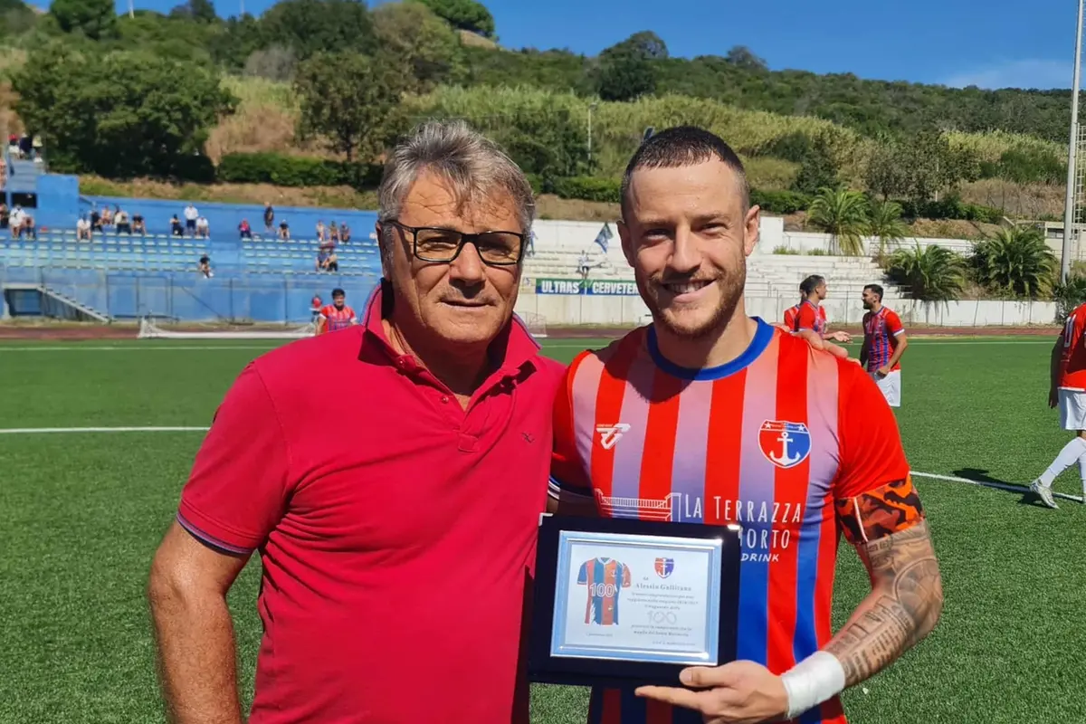 <p>Nella foto Alessio Gallitano premiato dal presidente del Santa Marinella, Orazio Sanfilippo, per la sua 100esima presenza</p>\\n