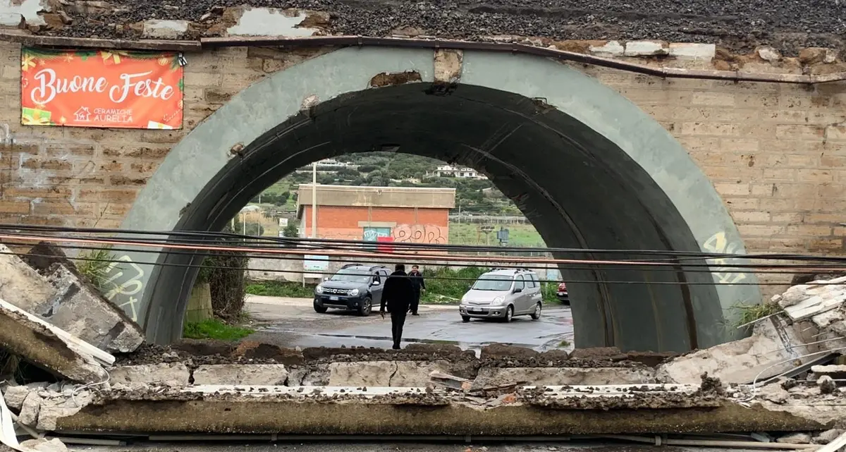 Parapetto crollato, circolazione ferroviaria ancora rallentata