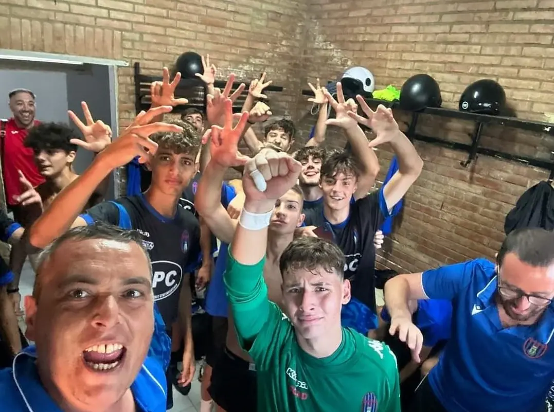 Il selfie post vittoria dei nerazzurri con il dirigente Alfredo Zacchei