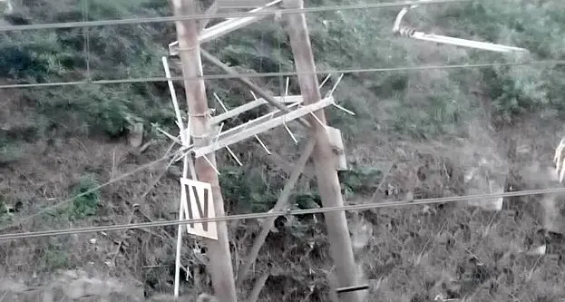 Danneggiato un traliccio elettrico che fa da ponte tra i binari