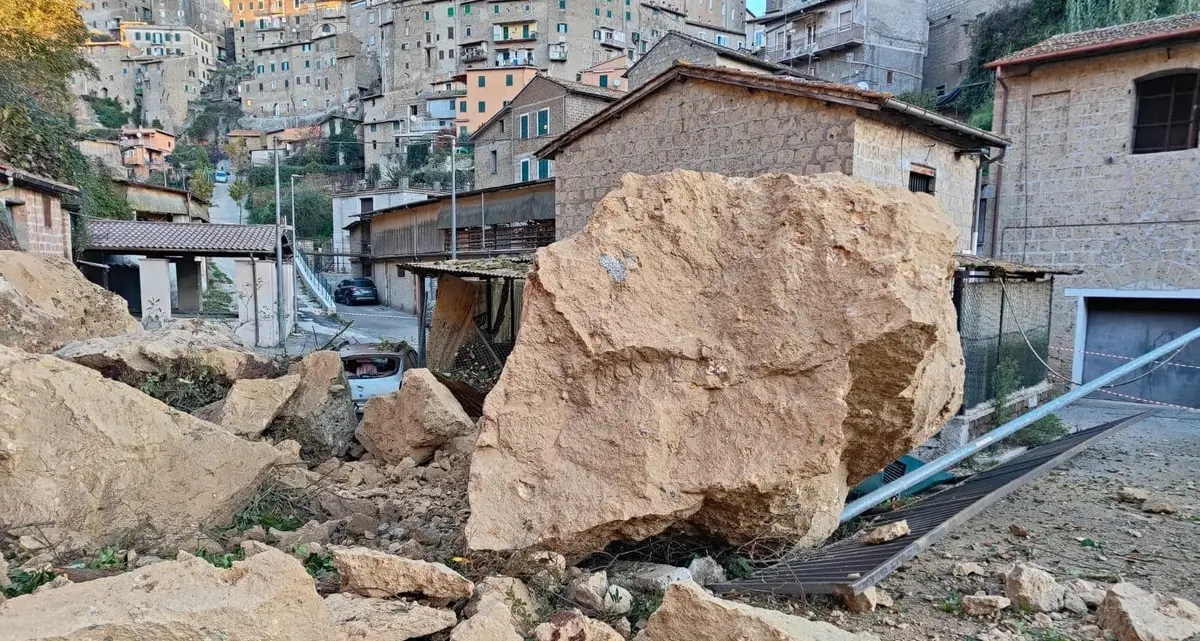 Frana a Caprarola, chiusa la strada