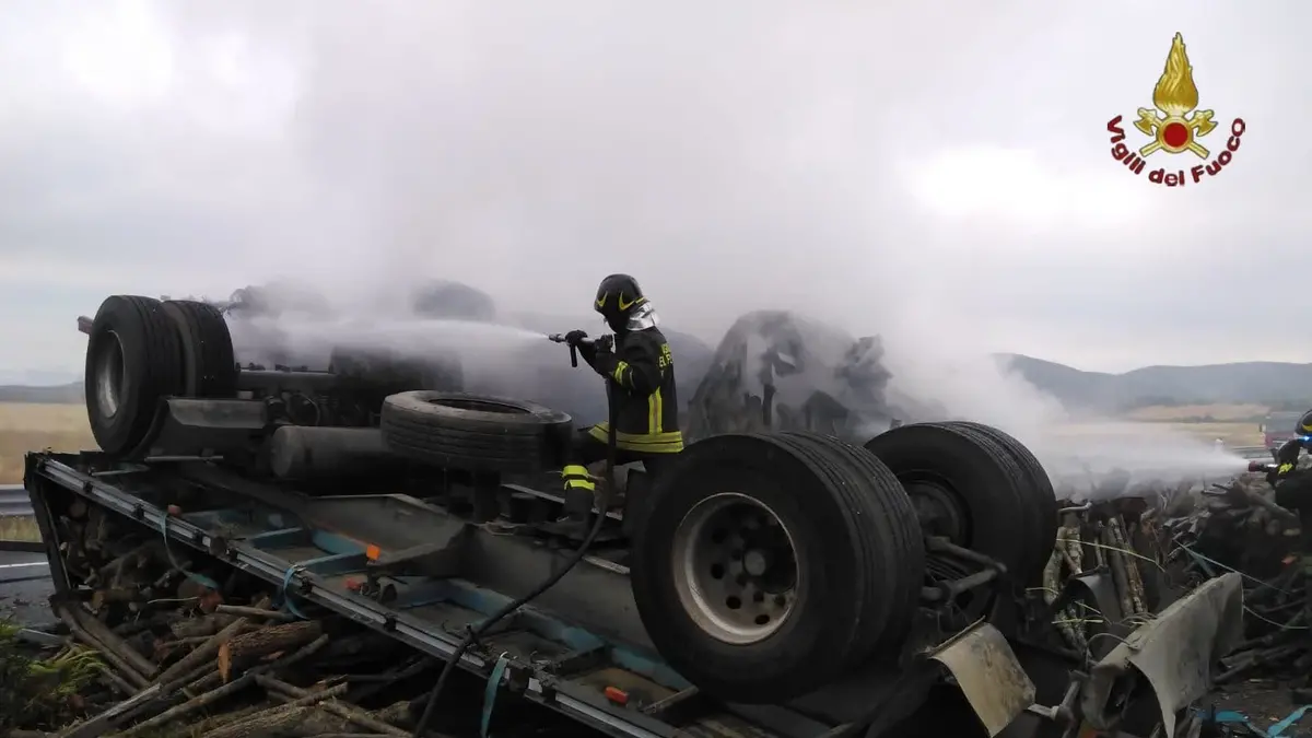 Camion in fiamme sulla Roma-Civitavecchia morto carbonizzato il conducente